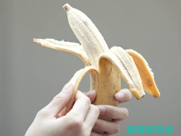 香蕉皮小妙用大智慧：生活中的实用技巧全揭秘 (香蕉皮妙用多)